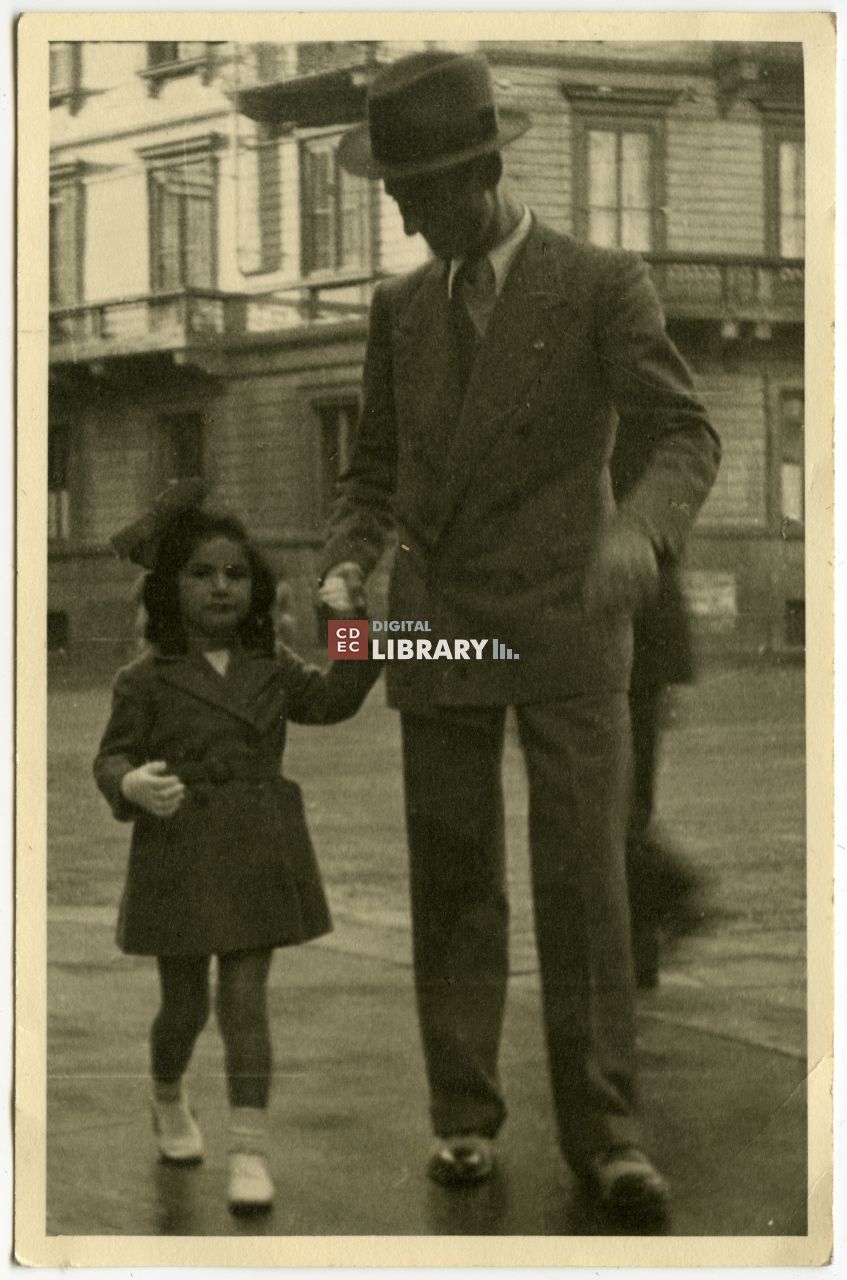 Anonimo, Ritratto di Liliana Segre con il padre Alberto a Milano, ottobre 1934 (inv. 022-022) , Archivio Fondazione CDEC, Milano