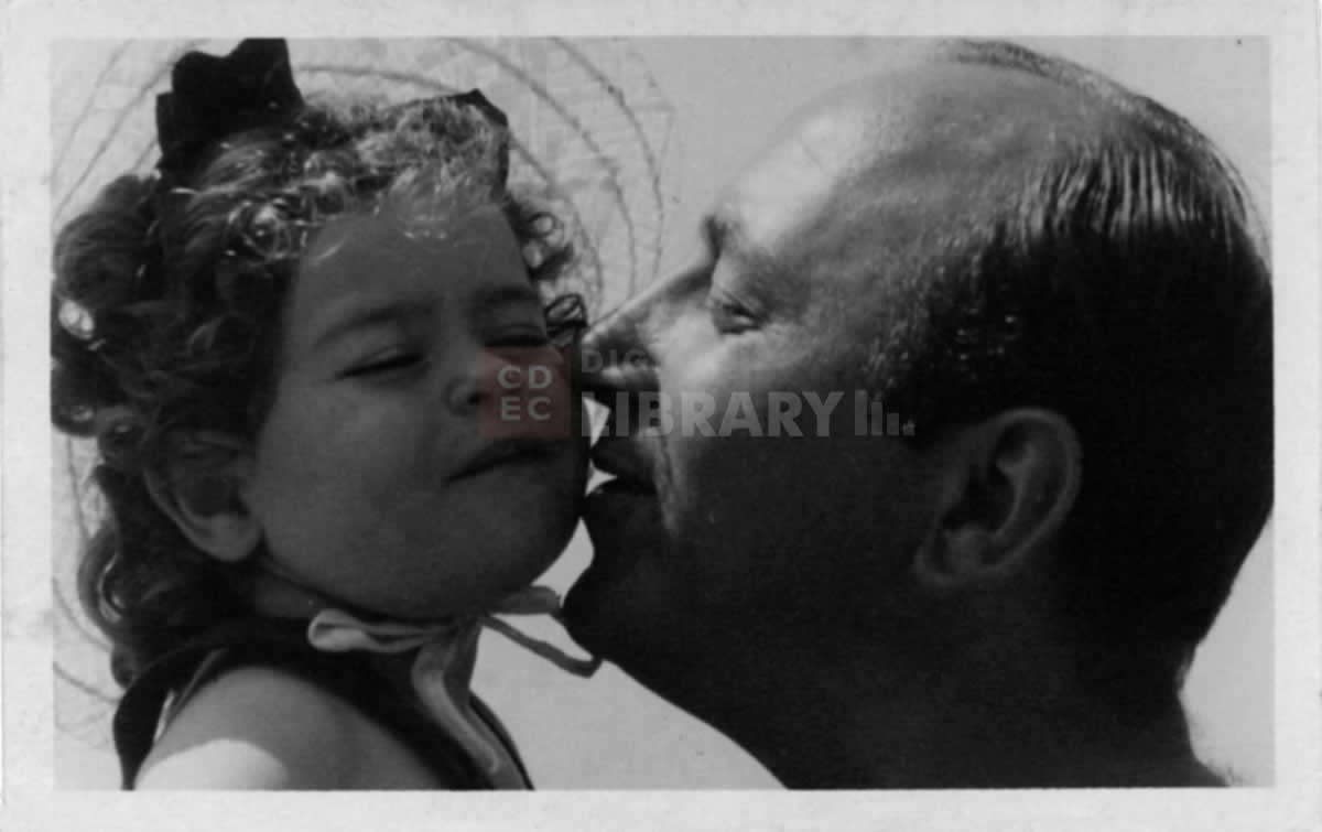 Ritratto di Schulim Vogelmann con la figlia Sissel, 1937-1938, Archivio Fondazione CDEC, Milano