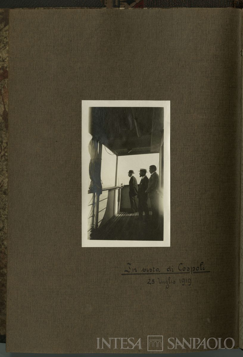 Album di viaggio nei Balcani di Toeplitz Lodovico e Rossi Adolfo, visibili insieme ad altre due persone n.i. sul ponte della nave durante l'arrivo a Costantinopoli, 19 luglio 1919 - settembre 1919 (fotografo sconosciuto)
