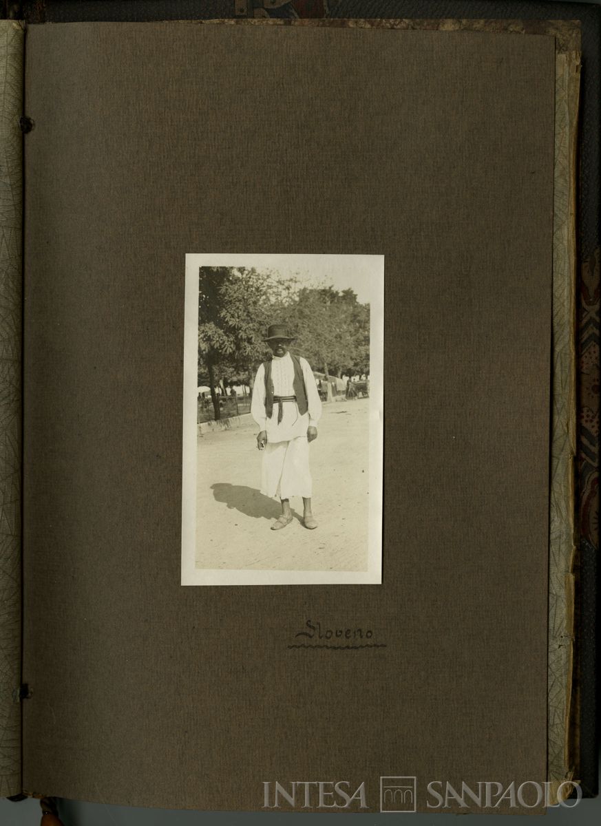 Album di viaggio nei Balcani di Toeplitz Lodovico e Rossi Adolfo, uomo sloveno in abiti tradizionali, 19 luglio 1919 - settembre 1919 (fotografo sconosciuto)