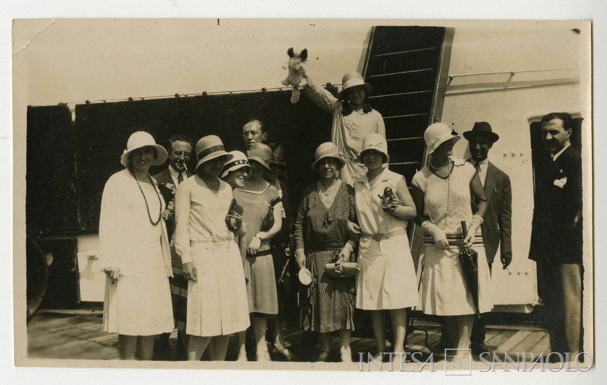 Foto di gruppo di Falk Fabian Lina e persone n.i. a Genova sul ponte del transatlantico Conte Rosso, 26 luglio 1928 (fotografo sconosciuto)