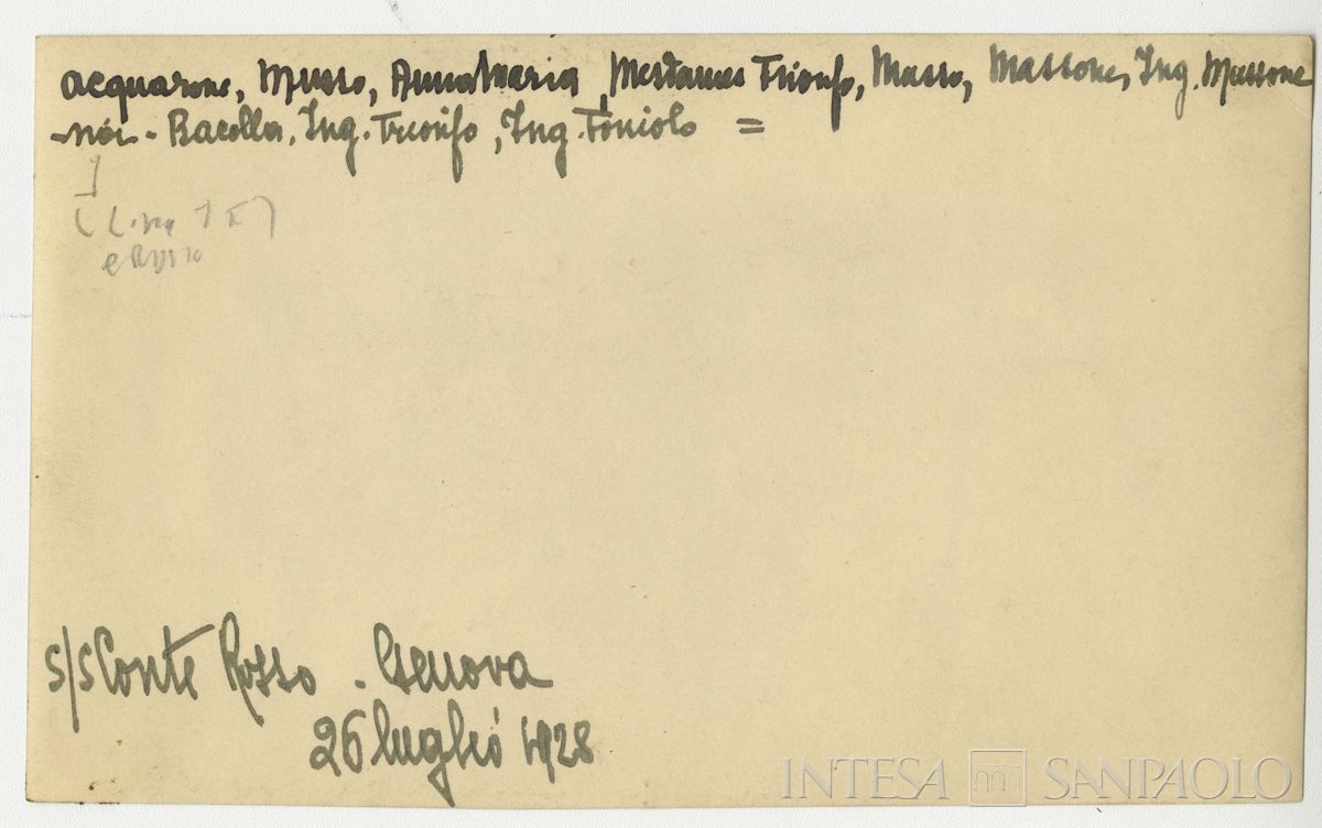 Foto di gruppo di Falk Fabian Lina e persone n.i. a Genova sul ponte del transatlantico Conte Rosso, 26 luglio 1928 (fotografo sconosciuto), verso