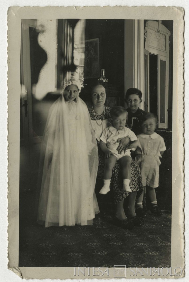 Nogara Osio Antonietta e bambini n.i., anni 1930 - 1940 (fotografo sconosciuto)
