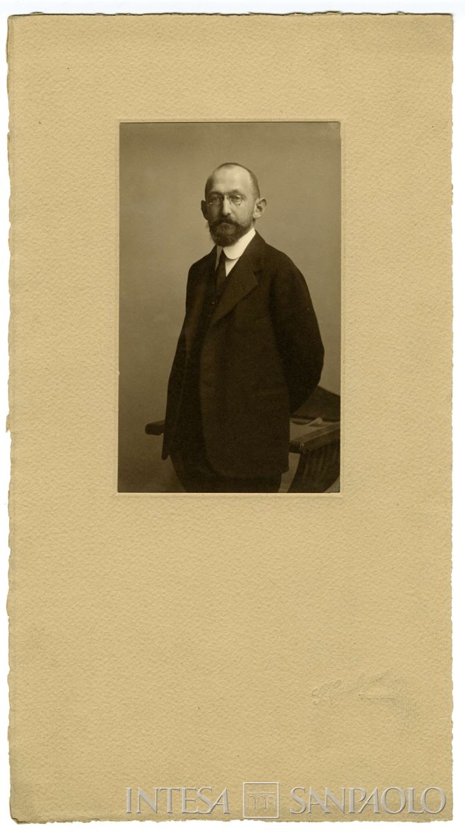 Toeplitz Lodovico ritratto in studio fotografico a piano americano, 1911 - 1915 (Giuseppe Casalegno)