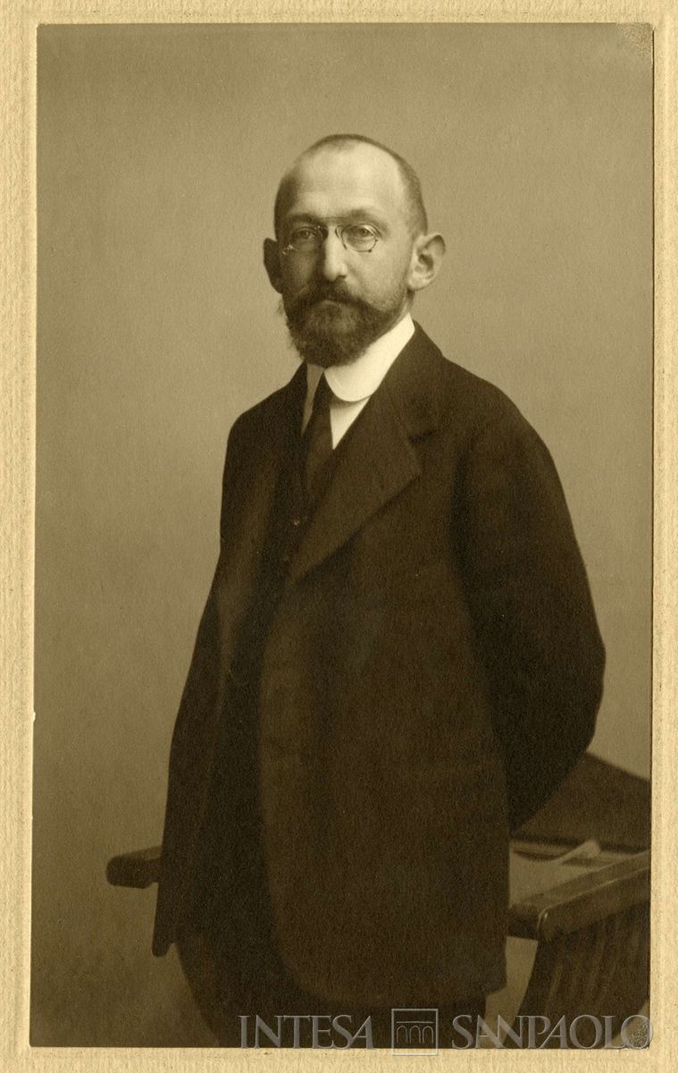 Toeplitz Lodovico ritratto in studio fotografico a piano americano, 1911 - 1915 (Giuseppe Casalegno)