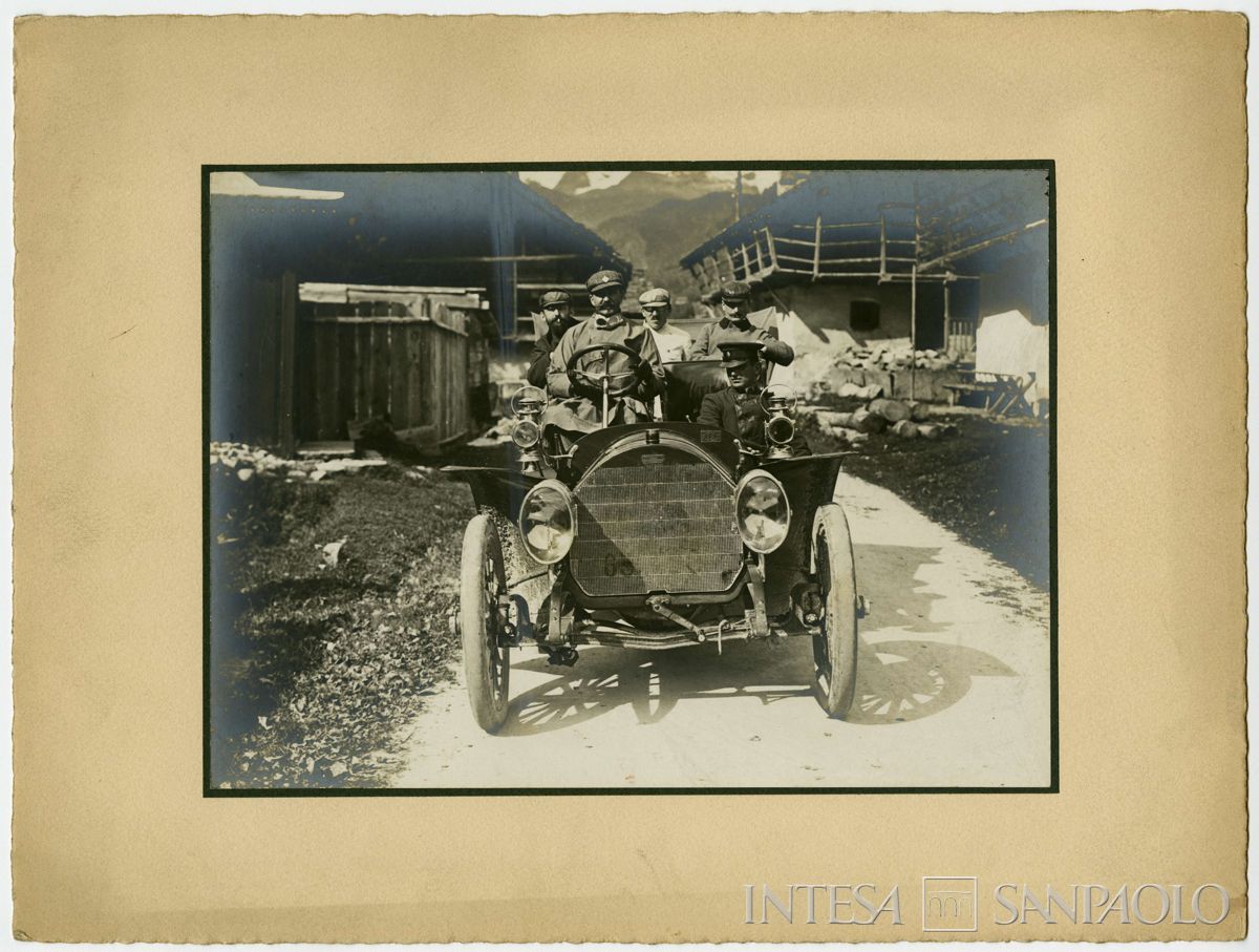Toeplitz Lodovico e diverse persone n.i. con automobile FIAT, 1900 - 1901 circa (fotografo sconosciuto)