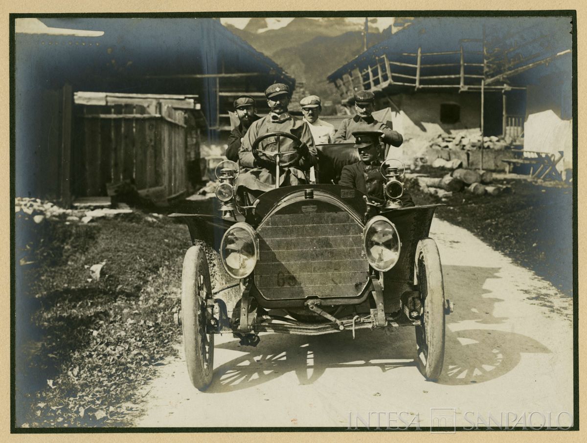 Toeplitz Lodovico e diverse persone n.i. con automobile FIAT, 1900 - 1901 circa (fotografo sconosciuto)