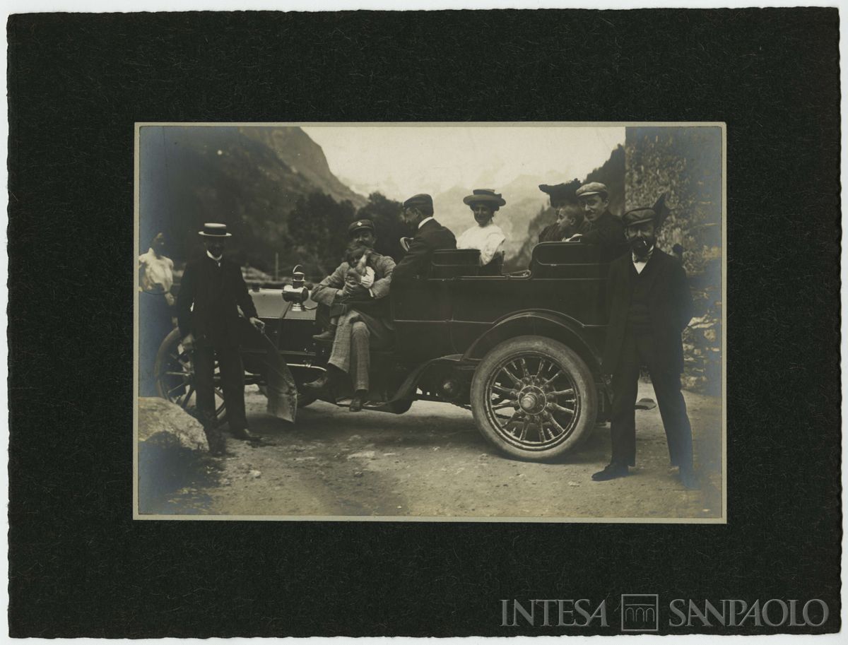 Toeplitz Lodovico e diverse persone n.i. con automobile FIAT, 1900 - 1901 circa (fotografo sconosciuto)