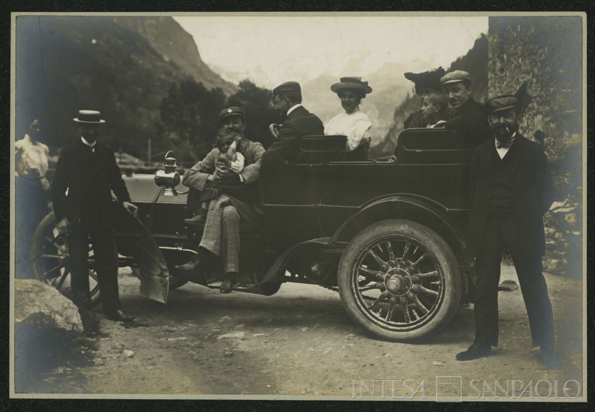 Toeplitz Lodovico e diverse persone n.i. con automobile FIAT, 1900 - 1901 circa (fotografo sconosciuto)