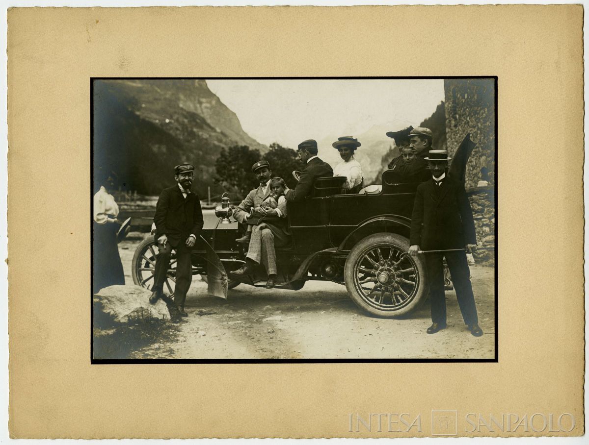 Toeplitz Lodovico e diverse persone n.i. con automobile FIAT, 1900 - 1901 circa (fotografo sconosciuto)