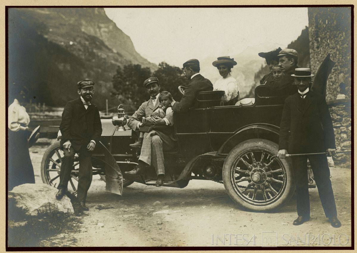 Toeplitz Lodovico e diverse persone n.i. con automobile FIAT, 1900 - 1901 circa (fotografo sconosciuto)