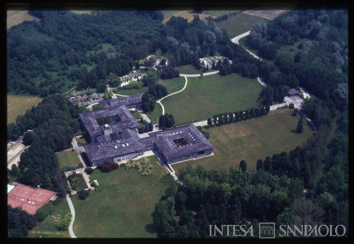 Scuola di Addestramento e Formazione, Angera: vista aerea, 1979 - 1987 (foto di Giorgio Gnemmi)