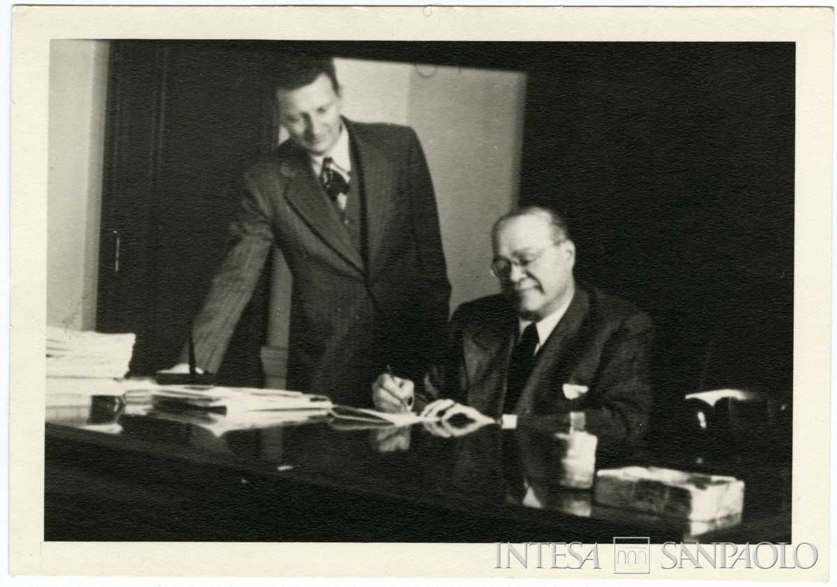 Di Veroli Giorgio e Mayer Emilio presso l'ufficio di rappresentanza della BCI a New York, 1945-1952 (fotografo sconosciuto)