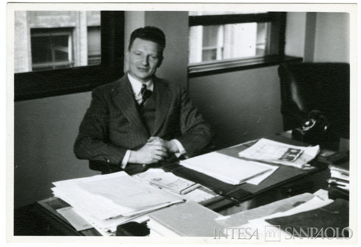 Mayer Emilio presso l'ufficio di rappresentanza della BCI a New York, 1945-1952 (fotografo sconosciuto)