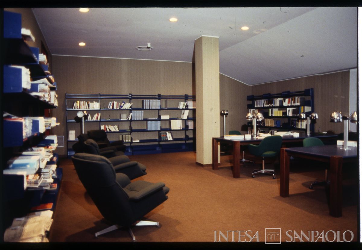 Scuola di Addestramento e Formazione, Angera: biblioteca, anni 1980 (foto attribuita a Sandro R. Scarioni)