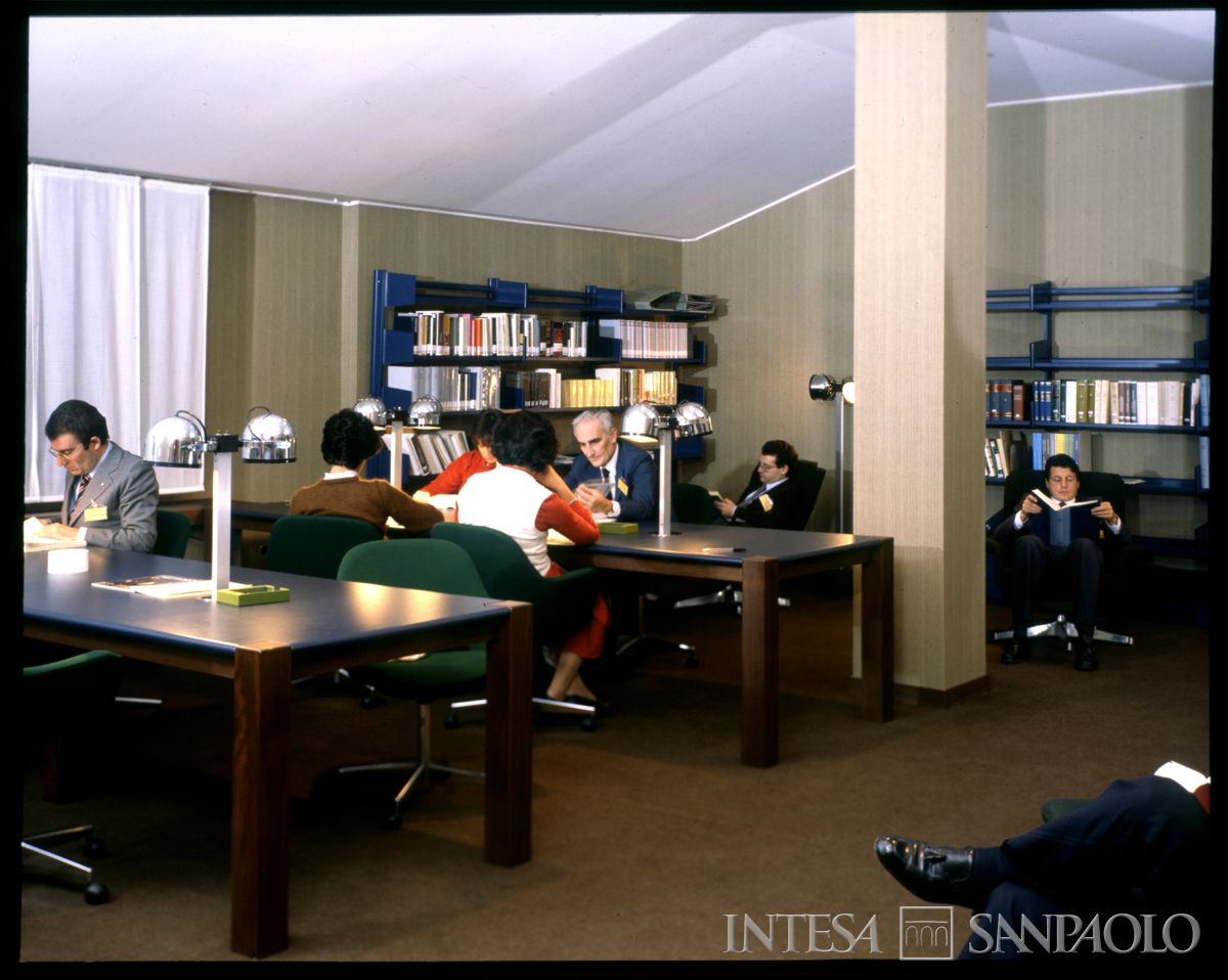 Scuola di Addestramento e Formazione, Angera: biblioteca, anni 1980 (fotografo sconosciuto)