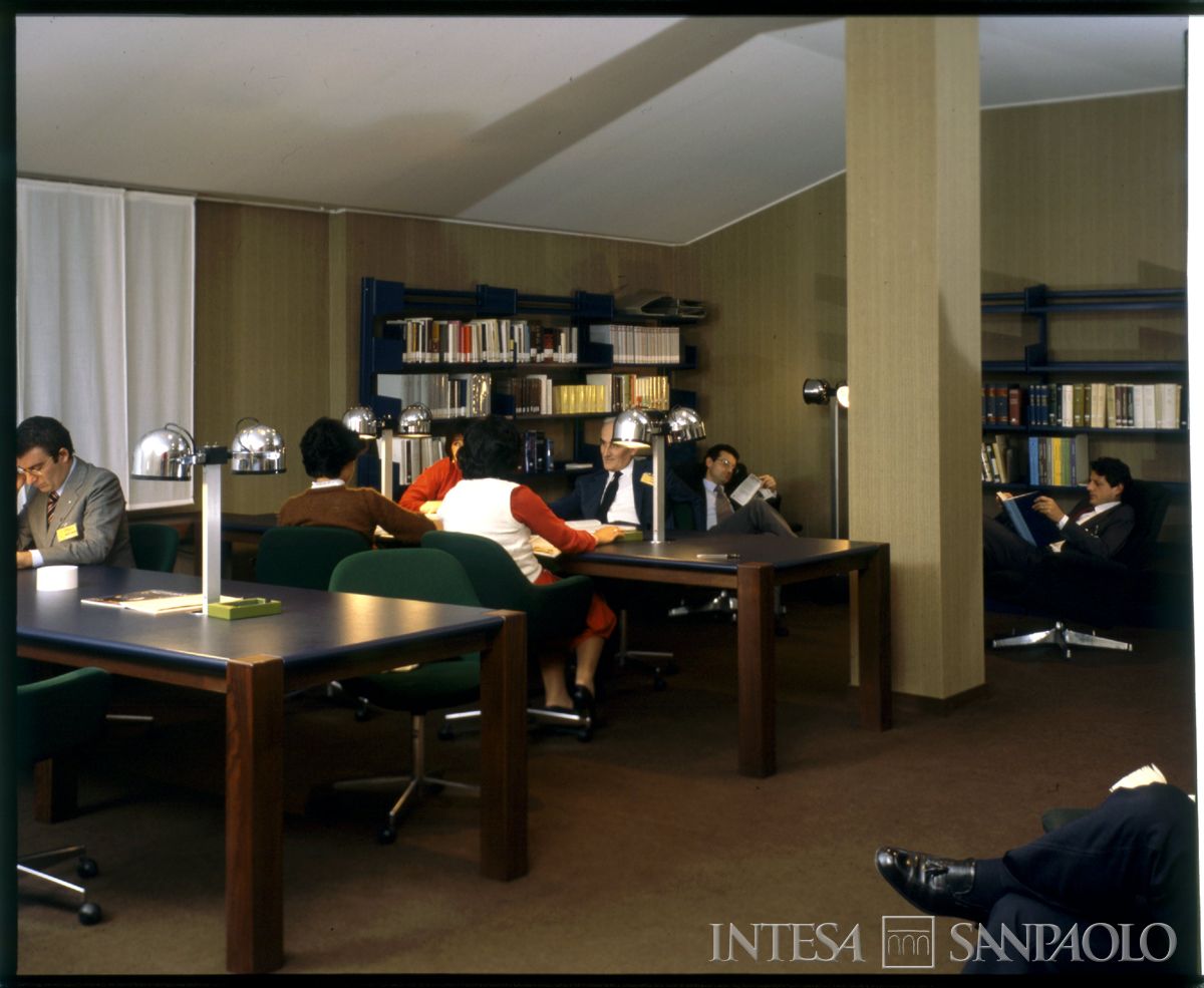 Scuola di Addestramento e Formazione, Angera: biblioteca, anni 1980 (fotografo sconosciuto)