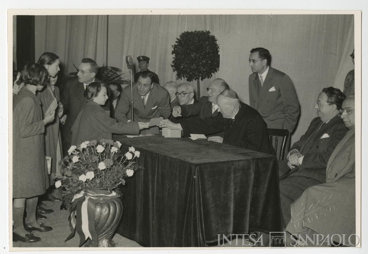 Giornata Mondiale del Risparmio: consegna libretti agli alunni di Mantova, Teatro Andreani, ottobre 1953 (Lini)