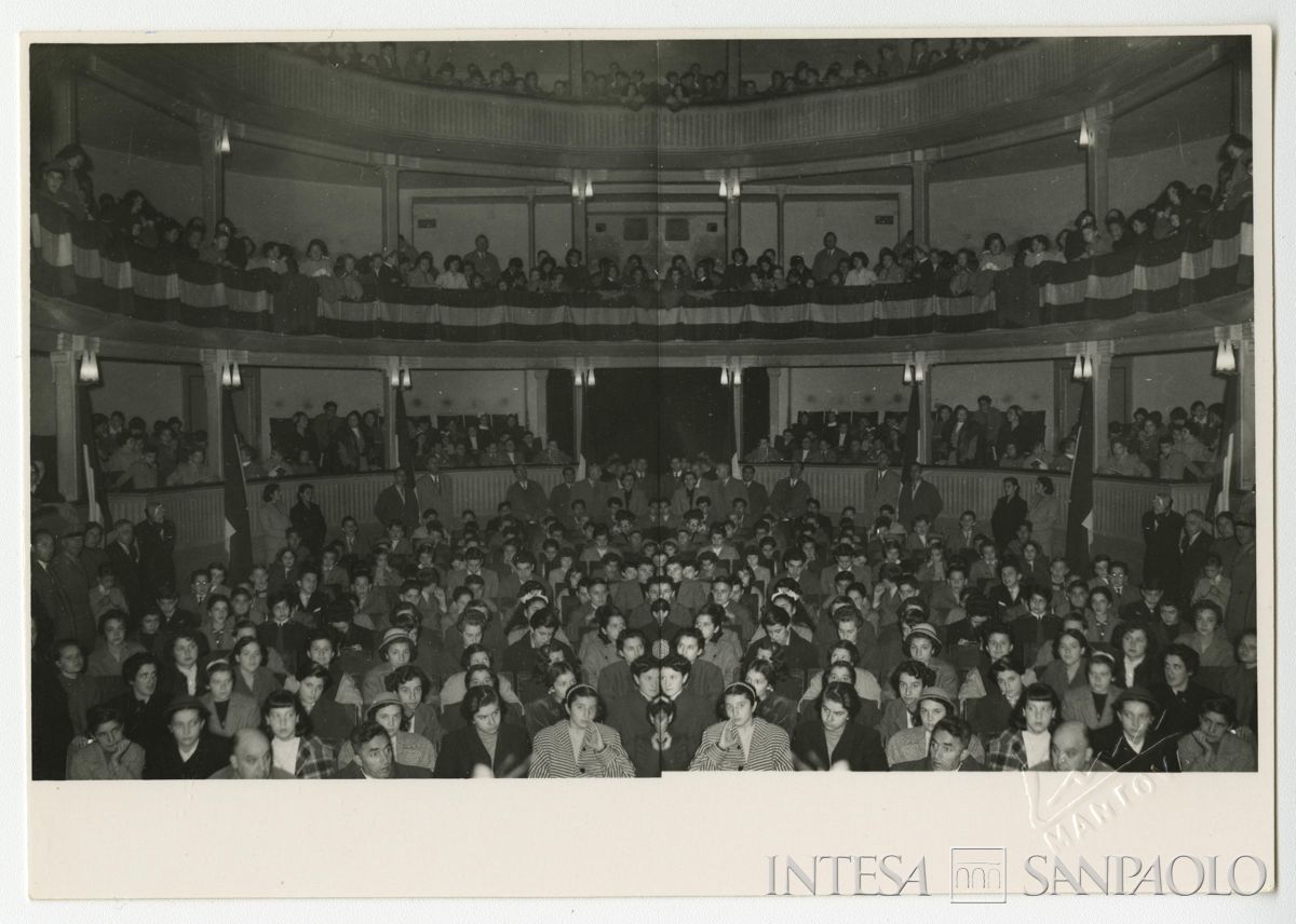 Giornata Mondiale del Risparmio: consegna libretti agli alunni di Mantova, Teatro Andreani, ottobre 1953 (Lini)