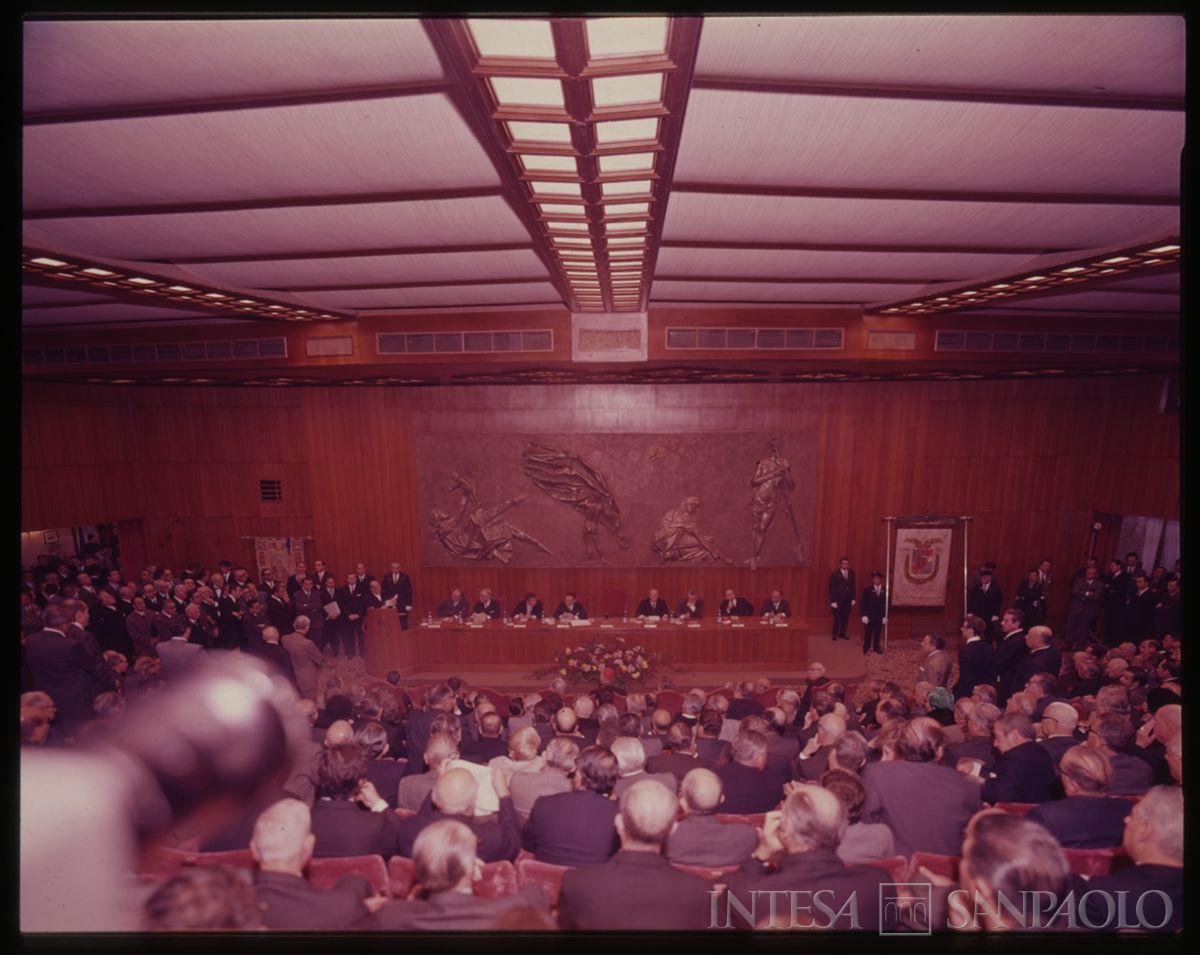 Giornata Mondiale del Risparmio: celebrazione con inaugurazione del bassorilievo di Manzù presso Palazzo Confalonieri, Milano, 31 ottobre 1970 (fotografo sconosciuto)