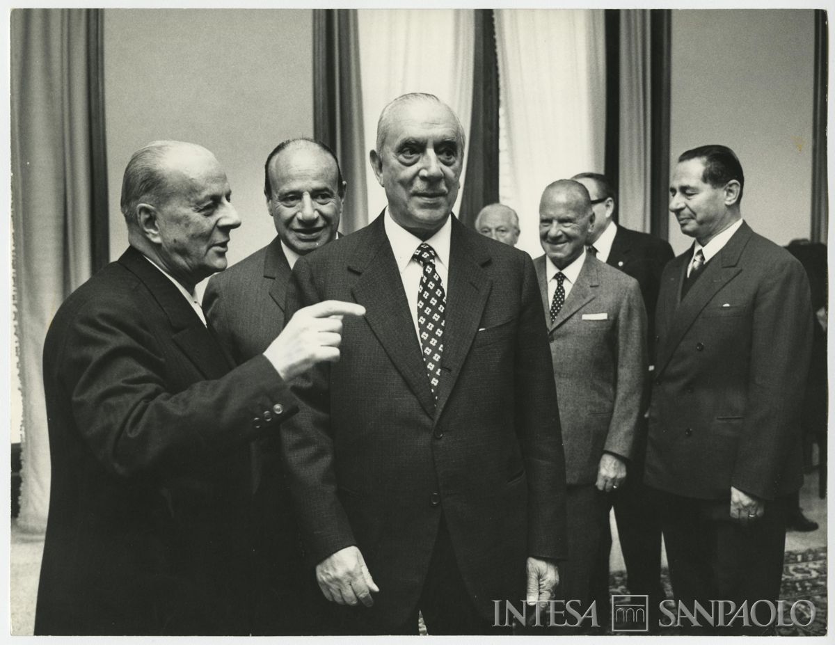 Giornata Mondiale del Risparmio: celebrazione con inaugurazione del bassorilievo di Manzù presso Palazzo Confalonieri, Milano, 31 ottobre 1970 (Publifoto)