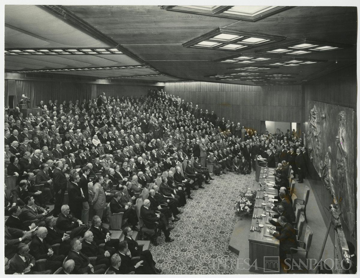 Giornata Mondiale del Risparmio: celebrazione con inaugurazione del bassorilievo di Manzù presso Palazzo Confalonieri, Milano, 31 ottobre 1970 (Publifoto)