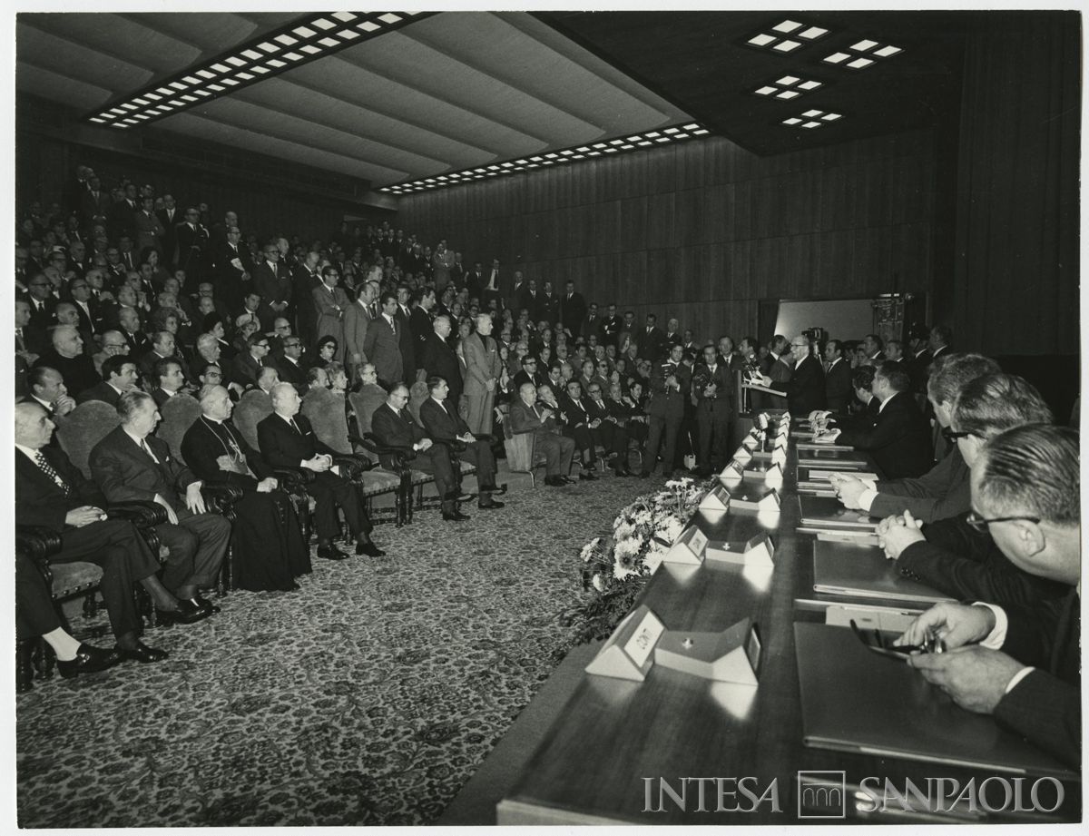 Giornata Mondiale del Risparmio: celebrazione con inaugurazione del bassorilievo di Manzù presso Palazzo Confalonieri, Milano, 31 ottobre 1970 (Publifoto)