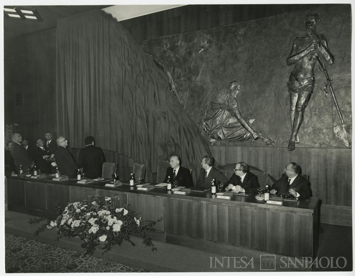 Giornata Mondiale del Risparmio: celebrazione con inaugurazione del bassorilievo di Manzù presso Palazzo Confalonieri, Milano, 31 ottobre 1970 (Publifoto)
