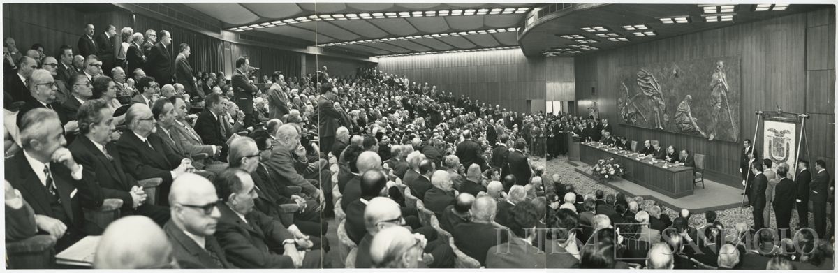 Giornata Mondiale del Risparmio: celebrazione con inaugurazione del bassorilievo di Manzù presso Palazzo Confalonieri, Milano, 31 ottobre 1970 (Publifoto)
