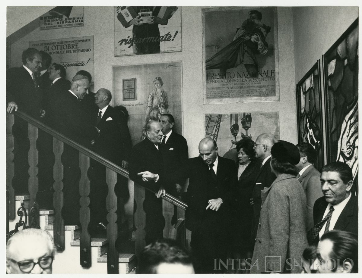 Giornata Mondiale del Risparmio: celebrazione con inaugurazione del bassorilievo di Manzù presso Palazzo Confalonieri, Milano, 31 ottobre 1970 (Publifoto)