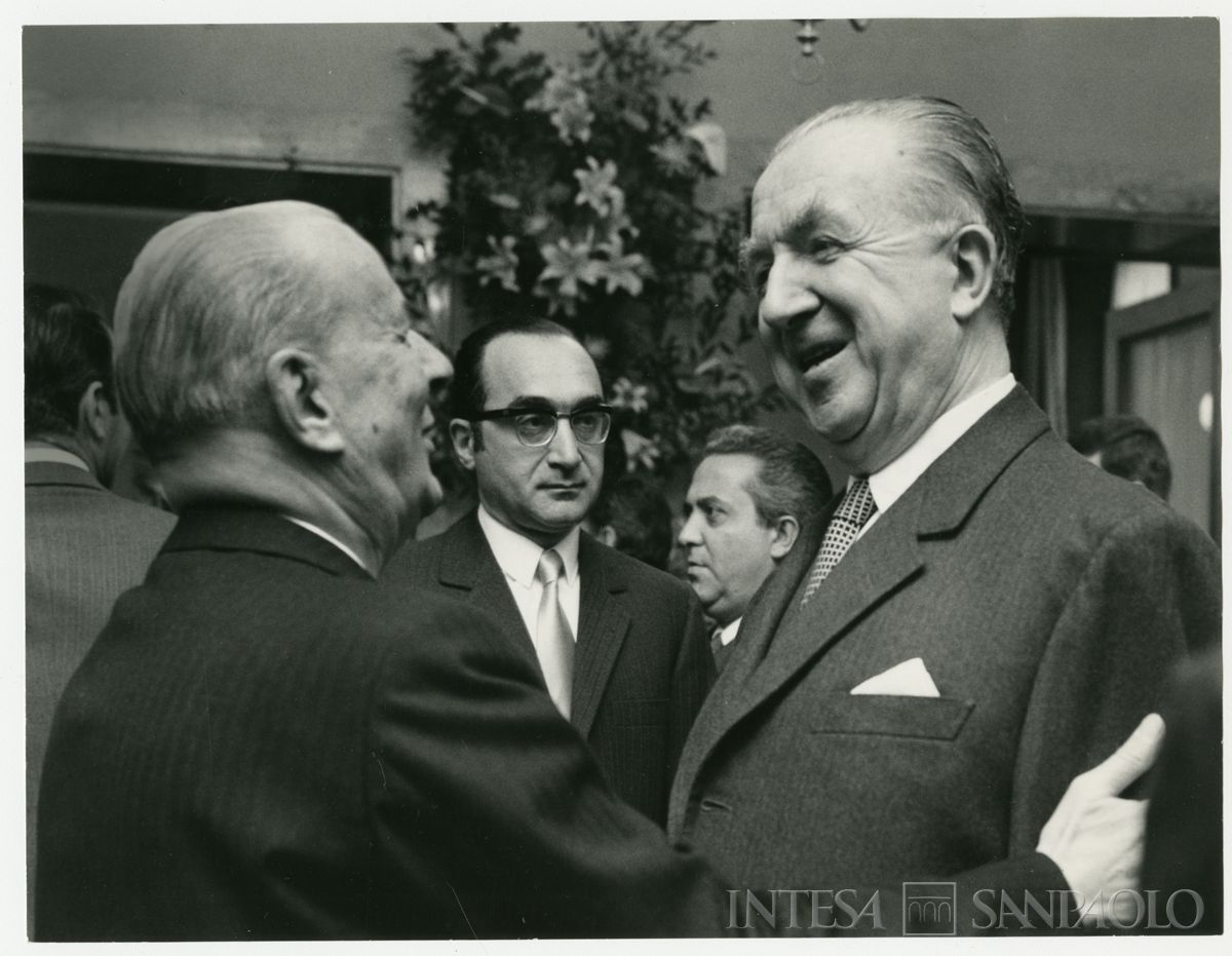 Giornata Mondiale del Risparmio: celebrazione con inaugurazione del bassorilievo di Manzù presso Palazzo Confalonieri, Milano, 31 ottobre 1970 (Publifoto)