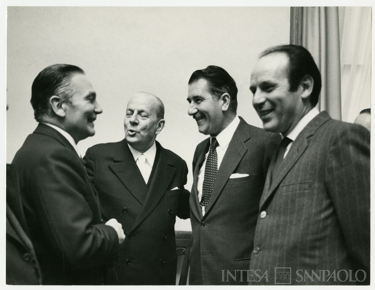 Giornata Mondiale del Risparmio: celebrazione con inaugurazione del bassorilievo di Manzù presso Palazzo Confalonieri, Milano, 31 ottobre 1970 (Publifoto)