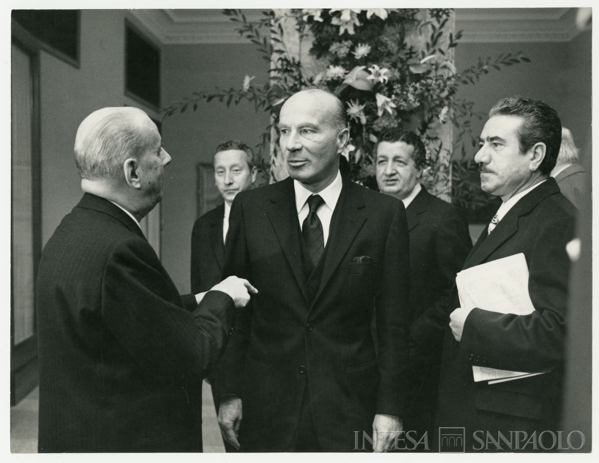 Giornata Mondiale del Risparmio: celebrazione con inaugurazione del bassorilievo di Manzù presso Palazzo Confalonieri, Milano, 31 ottobre 1970 (Publifoto)