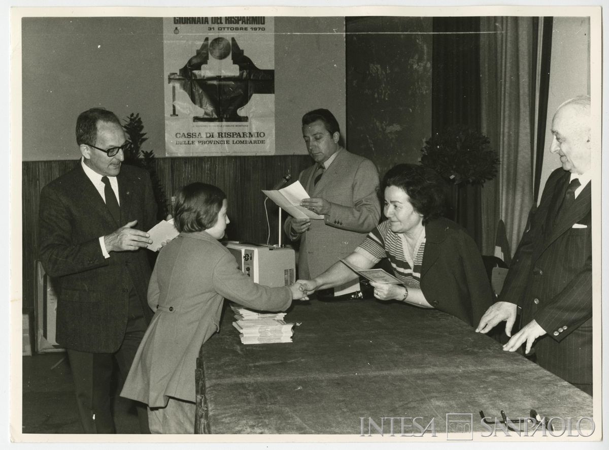 Giornata Mondiale del Risparmio: consegna libretti premio, premiazione insegnante benemerita e direzione didattica, Cantù, 05 novembre 1970 (fotografo sconosciuto)