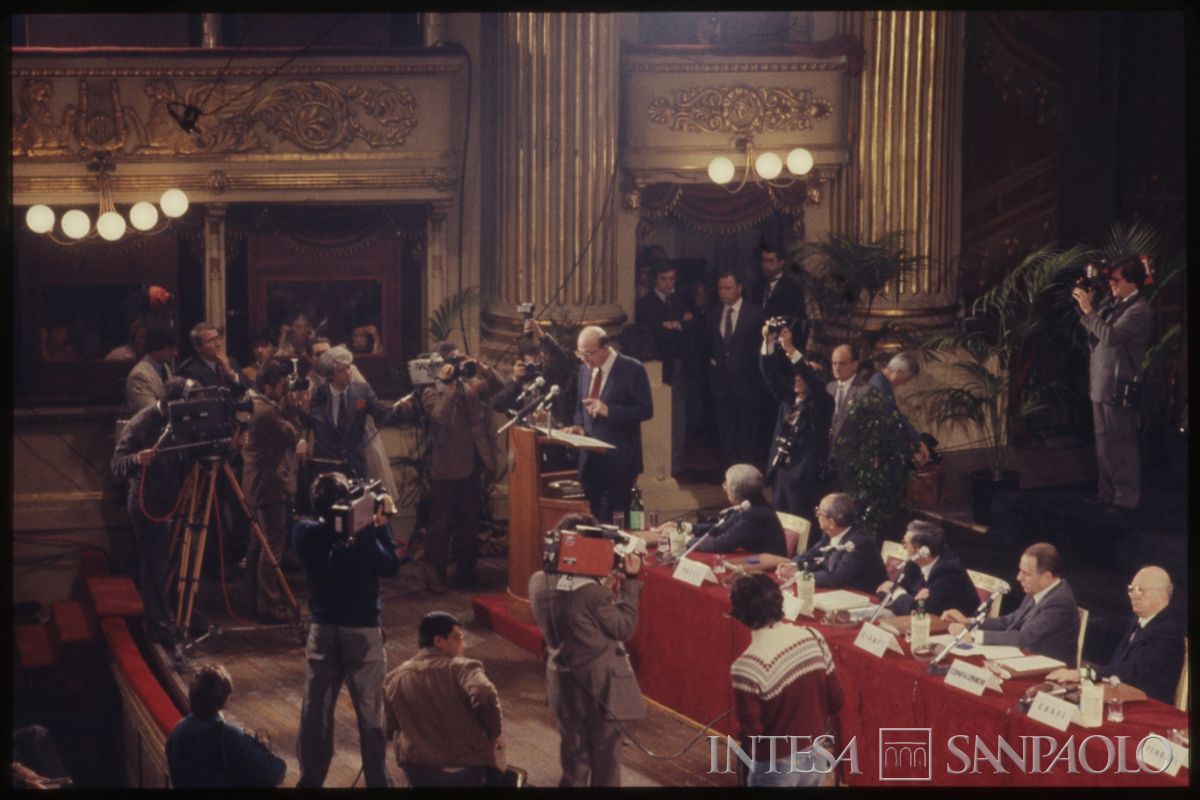 Giornata Mondiale del Risparmio: celebrazione al Teatro alla Scala, Milano, 11 novembre 1984 (fotografo sconosciuto)
