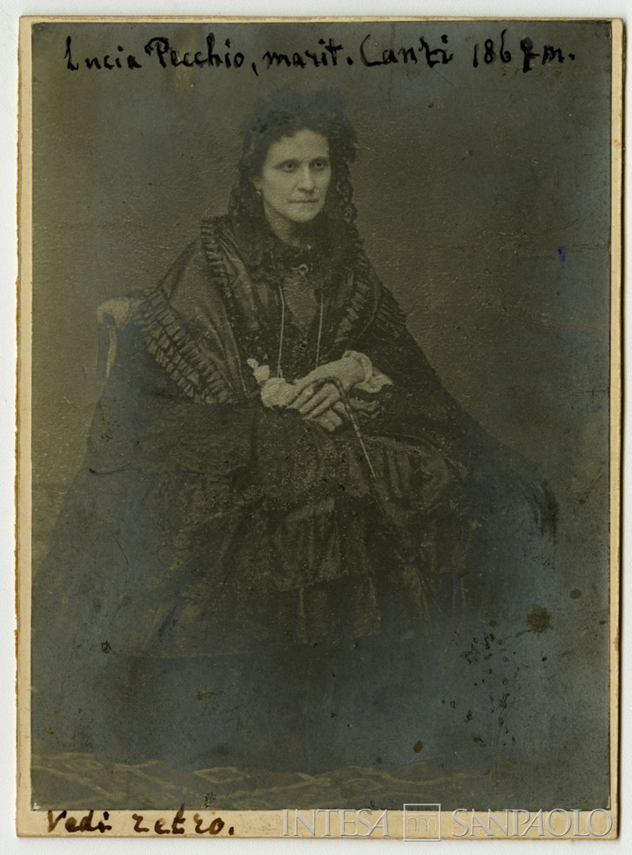 Lucia Orgero Canziani Pecchio, vedova di Canzio Canzi, ritratta in studio, 1864-1869 (fotografo sconosciuto)