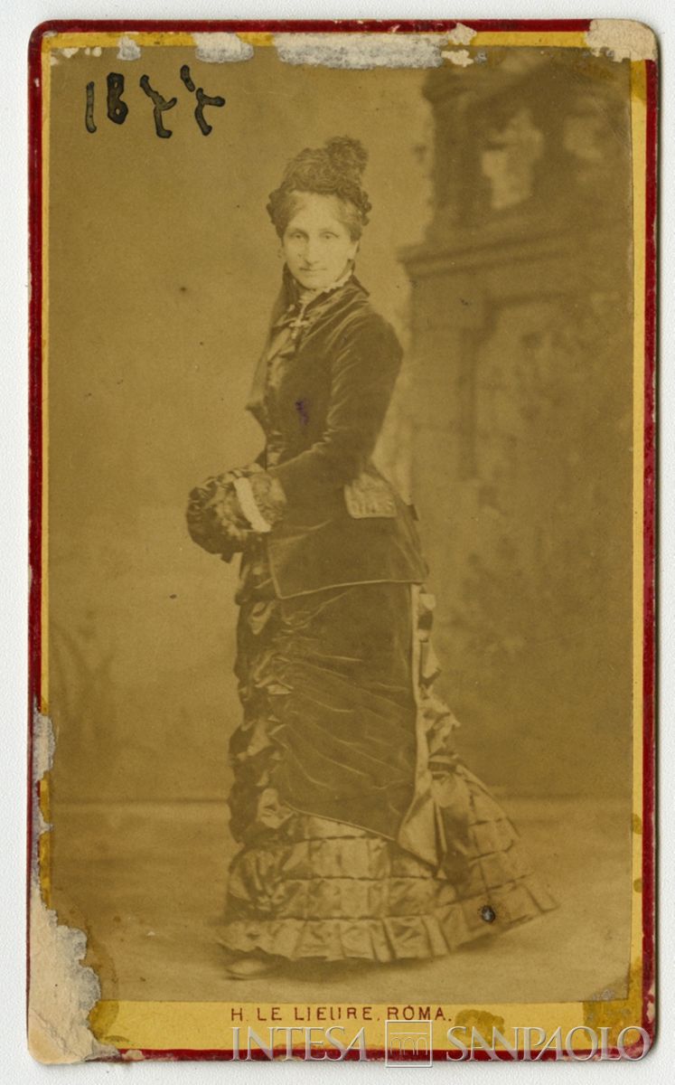 Maria Antongini, moglie di Luigi Canzi, ritratta in studio, 1877 (foto di Henri Le Lieure)