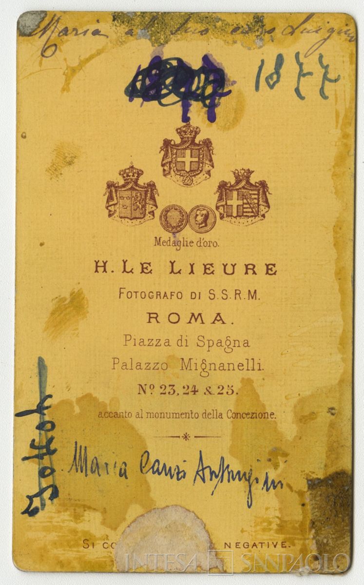 Maria Antongini, moglie di Luigi Canzi, ritratta in studio, 1877 (foto di Henri Le Lieure, verso)