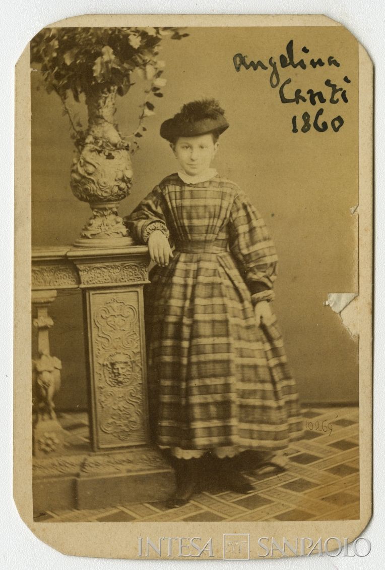 Angela Canzi, sorella di Luigi Canzi, ritratta in studio, 1860 (foto di Alessandro Duroni)