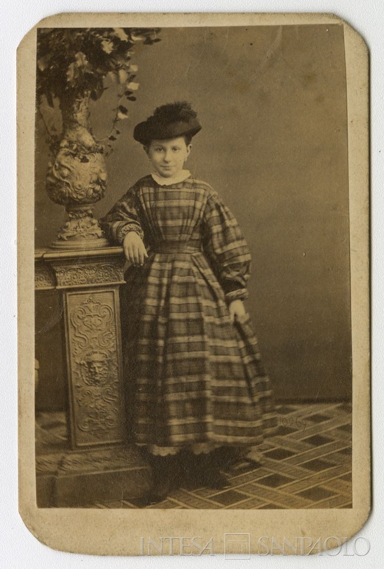 Angela Canzi, sorella di Luigi Canzi, ritratta in studio, 1860 (foto di Alessandro Duroni)