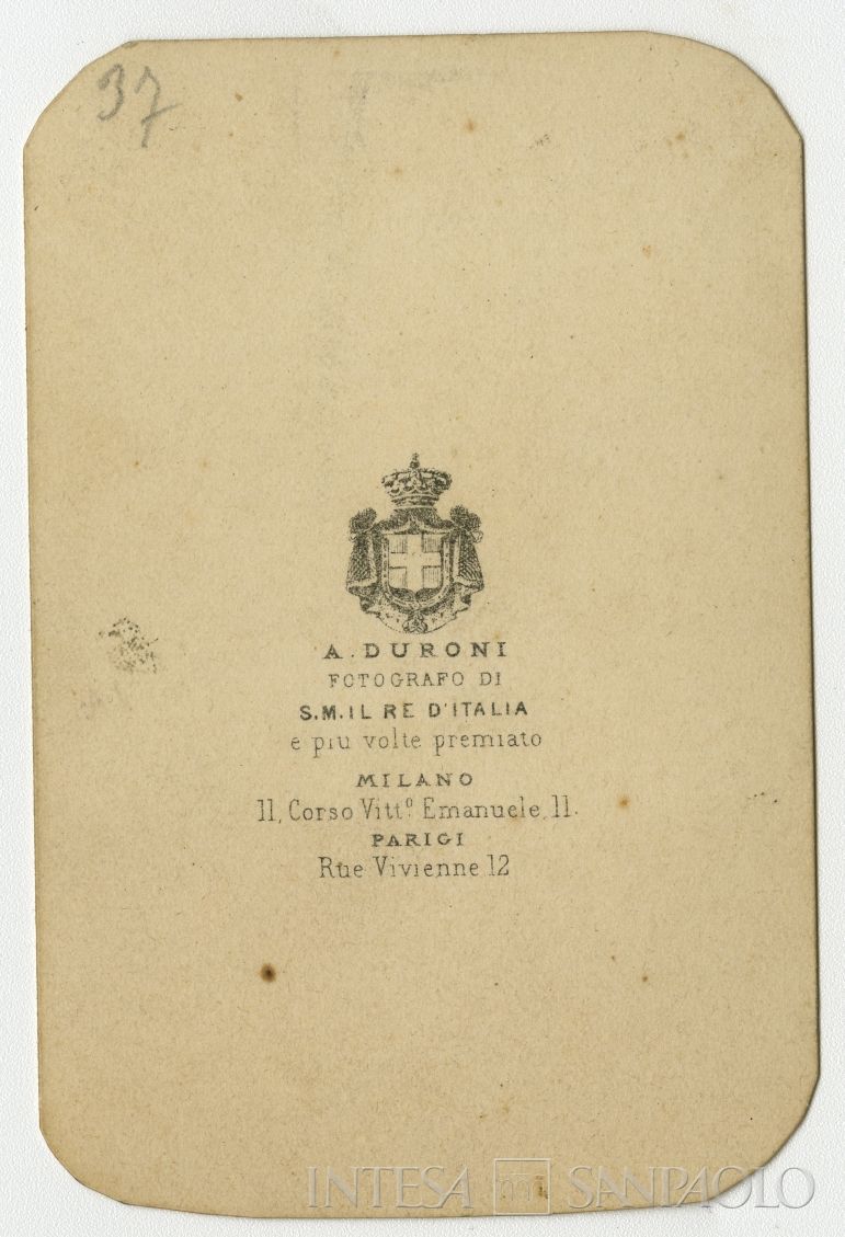 Angela Canzi, sorella di Luigi Canzi, ritratta in studio, 1860 (foto di Alessandro Duroni, verso)