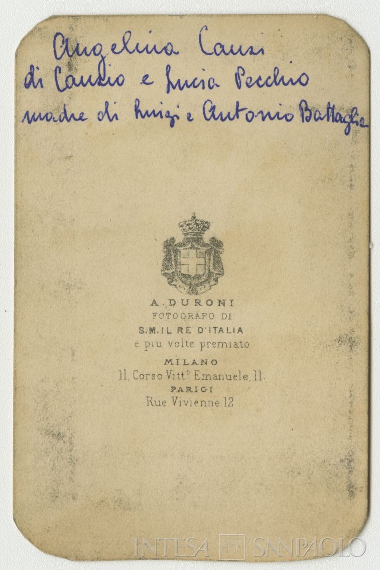 Angela Canzi, sorella di Luigi Canzi, ritratta in studio, 1860 (foto di Alessandro Duroni, verso)