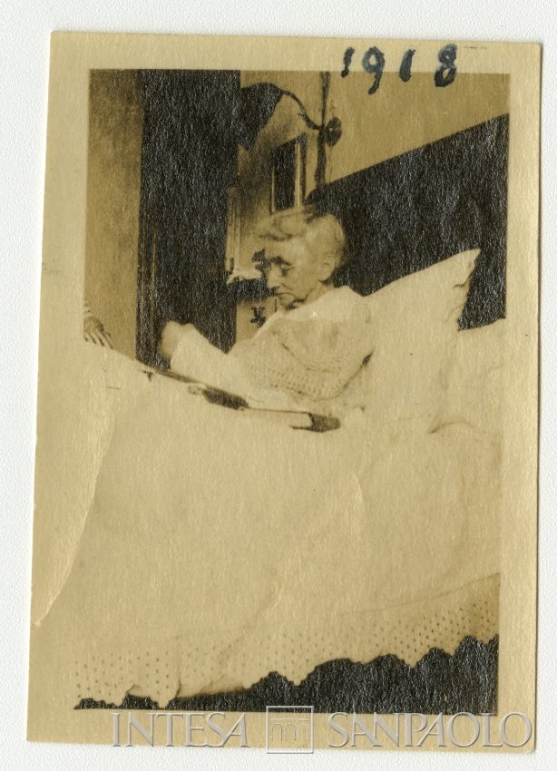 Maria Antongini, moglie di Luigi Canzi, a Ossona, 1918 (fotografo sconosciuto)