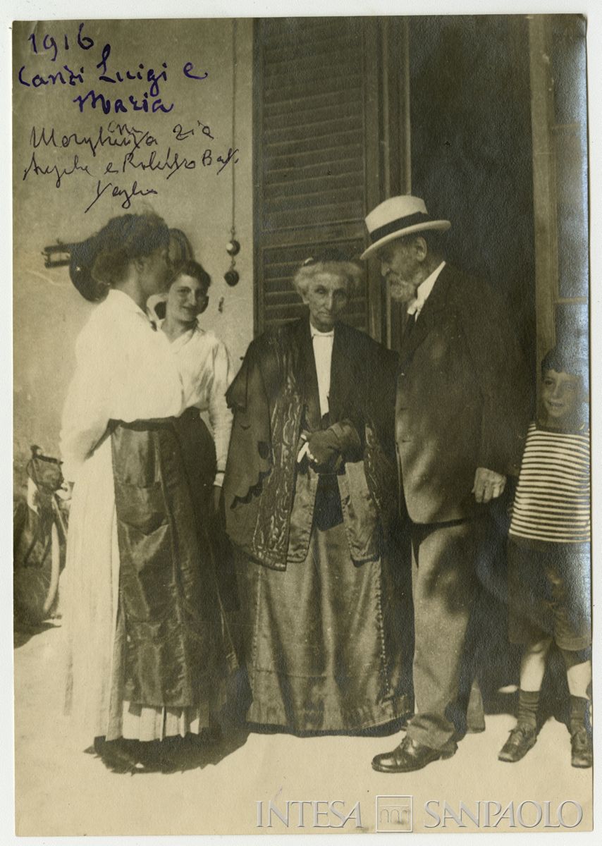 Luigi Canzi con la moglie Maria Antongini a Busto Garolfo in compagnia di Angela Stabilini, moglie del nipote Antonio Battaglia, e dei pronipoti Margherita e Roberto Battaglia, 1916 (fotografo sconosciuto)