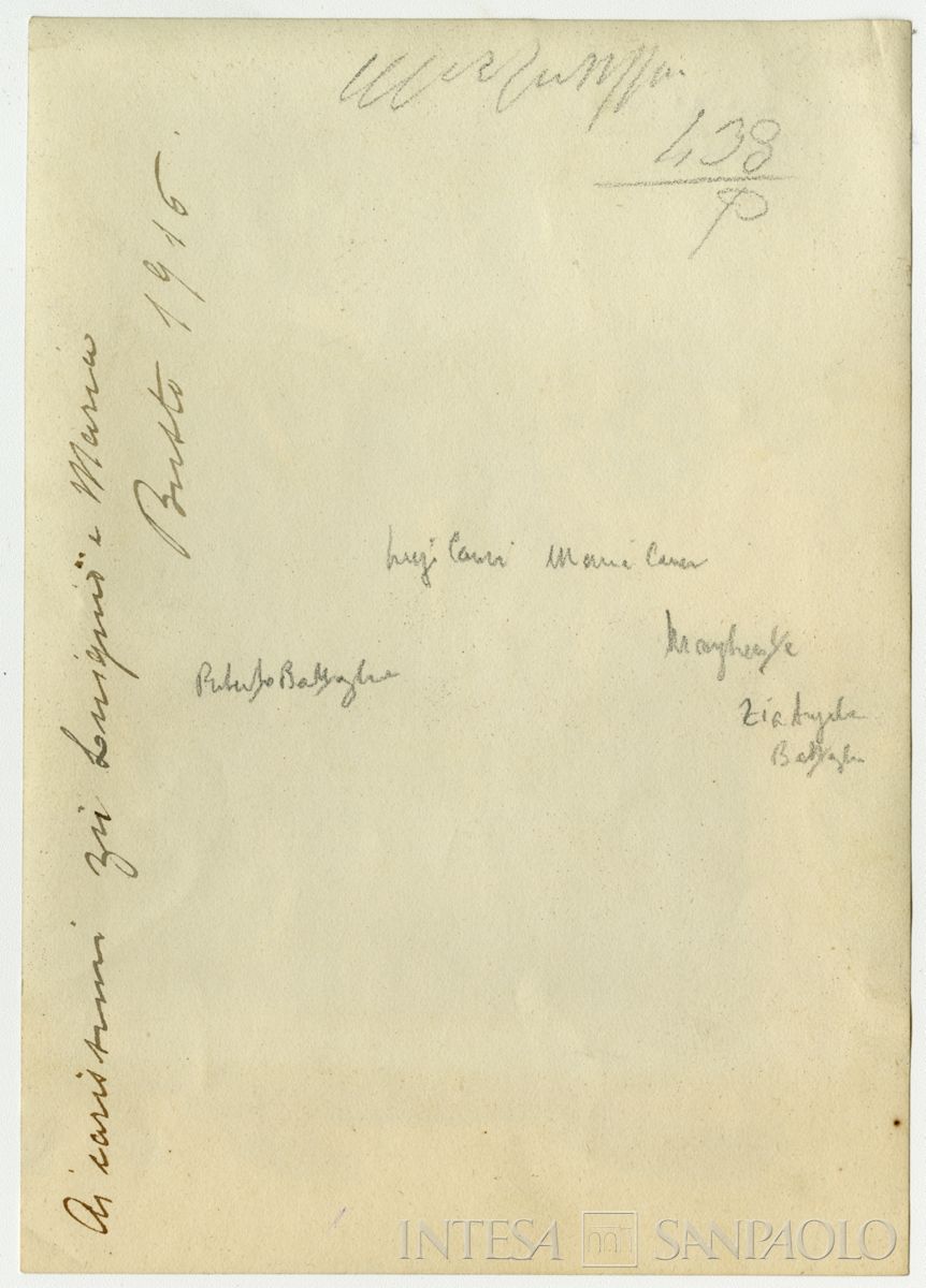 Luigi Canzi con la moglie Maria Antongini a Busto Garolfo in compagnia di Angela Stabilini, moglie del nipote Antonio Battaglia, e dei pronipoti Margherita e Roberto Battaglia, 1916 (fotografo sconosciuto, verso)