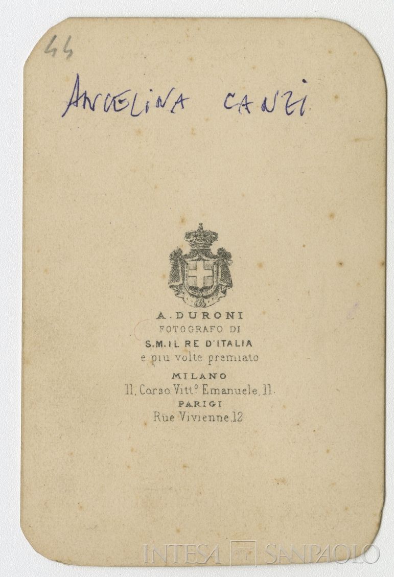 Angela Canzi, sorella di Luigi Canzi, ritratta in studio, 1860 (foto di Alessandro Duroni, verso)