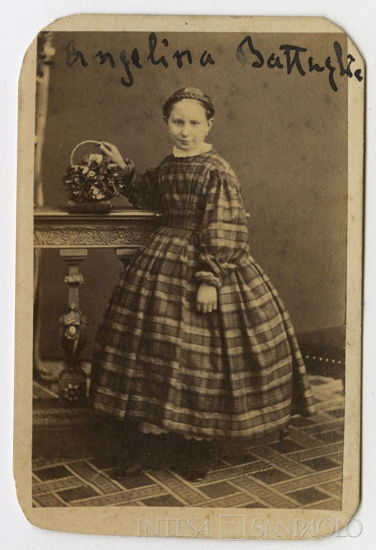 Angela Canzi, sorella di Luigi Canzi, ritratta in studio, 1860 (foto di Alessandro Duroni)