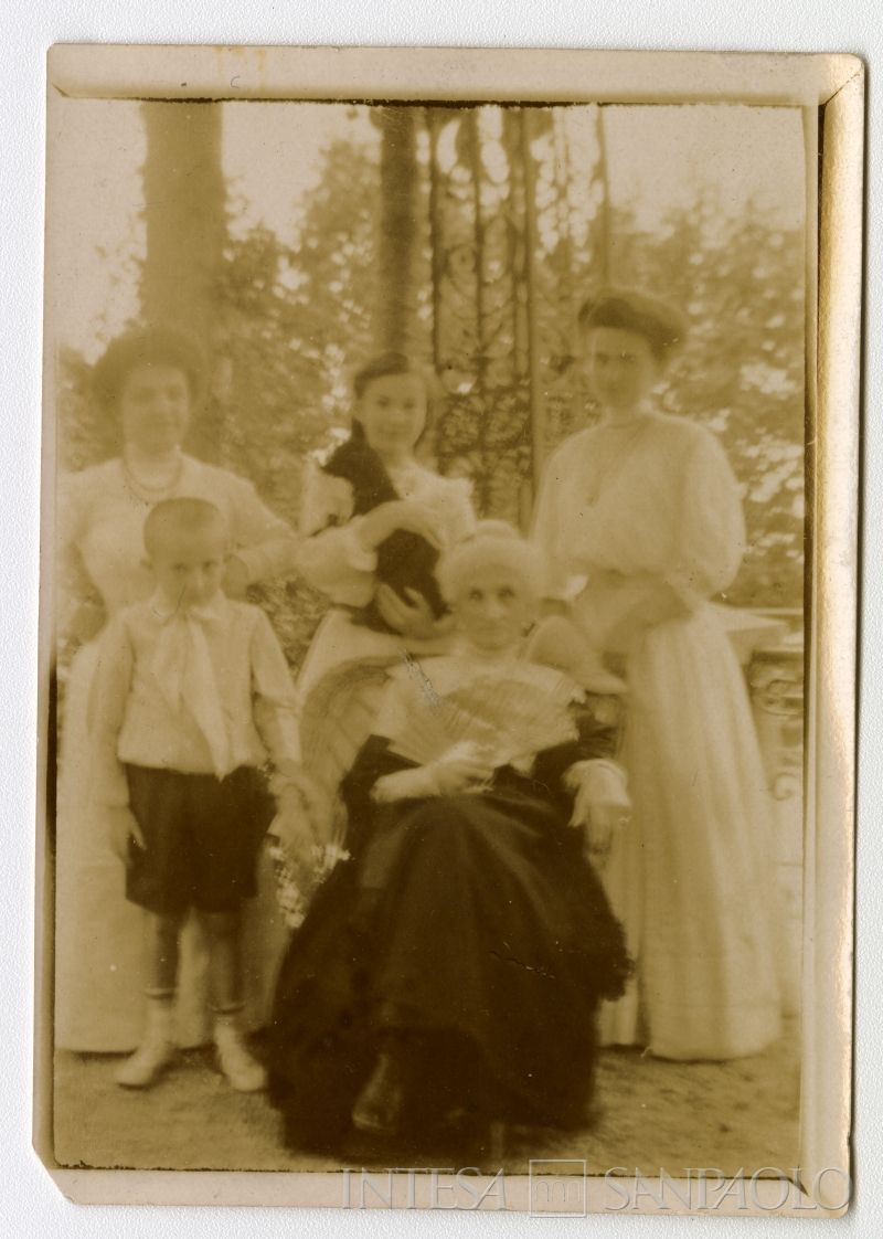 Antongini Maria, moglie di Luigi Canzi, con i pronipoti Margherita e Luigi (o Carlo) Battaglia, 1915 circa (fotografo sconosciuto)