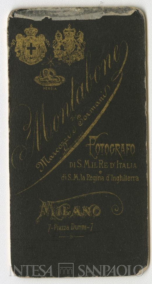 Ritratto infantile, post 1877 (foto di Montabone di Marcozzi e Sormani, verso)