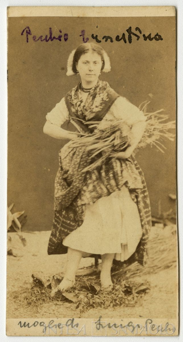 Ernesta Corda Pecchio, moglie di Luigi Pecchio figlio di Carlo, in abito da contadina, 1855-1860 circa (fotografo sconosciuto)